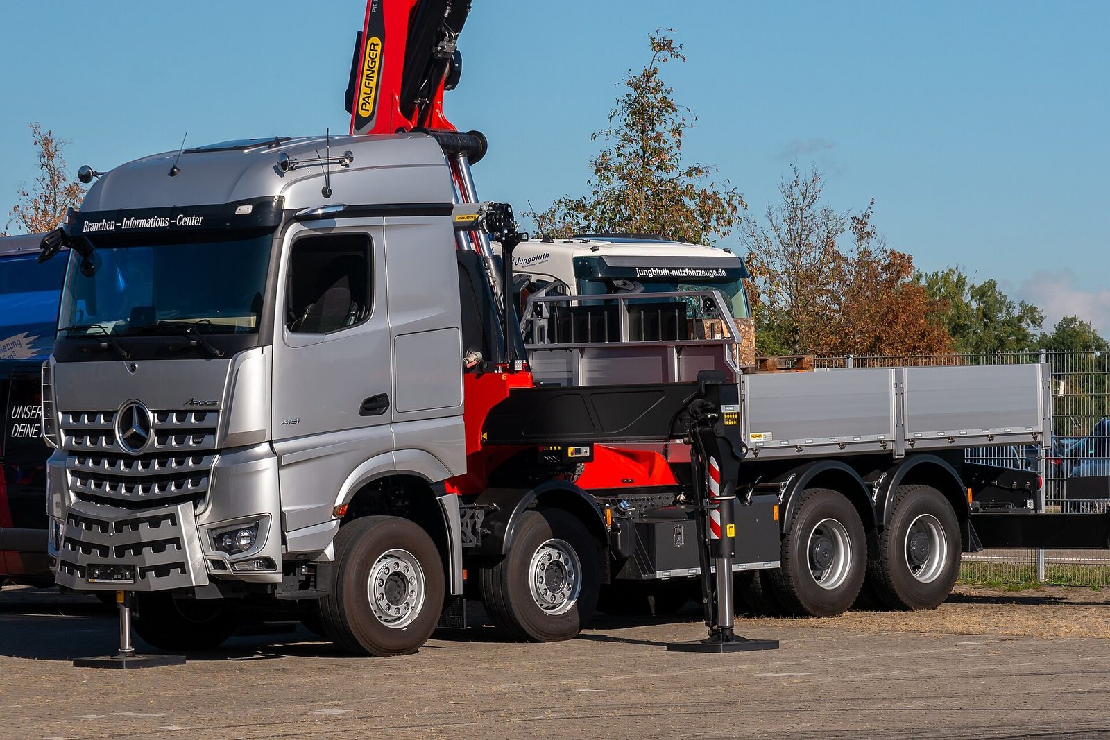 Modern kranbil – en Mercedes-Benz Arocs med lastbilskran – för lyft i Uppsala