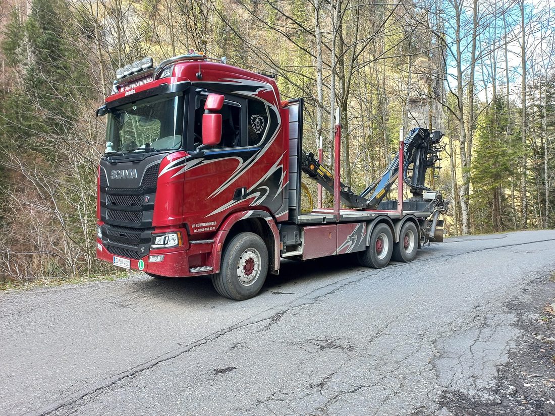 Modern Scania kranbil med lastbilskran för lyft i Uppsala