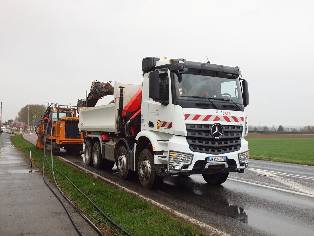 Kranbil (Mercedes-Benz Arocs) med Palfinger-kran vid bygg- och vägarbete i Uppsala